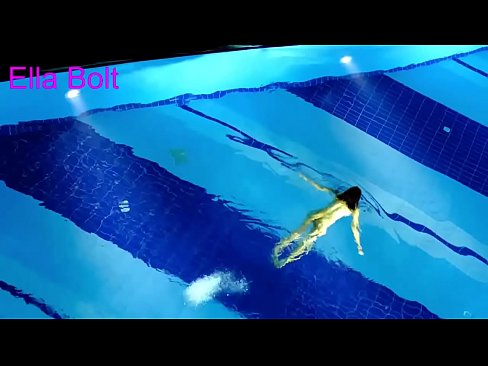❤️ Non podo deixar de mirar, unha moza loira que é sorprendida nadando espida na piscina do resort ELLA BOLT ️❌ Só porno en nós ❤
