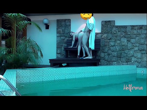 ❤️ O xefe invita a criada á piscina, pero non puido resistirse a un quente ️❌ Só porno en nós ❤